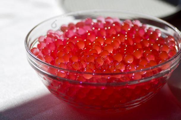 玻璃碗满的关于红色的果冻杂乱
