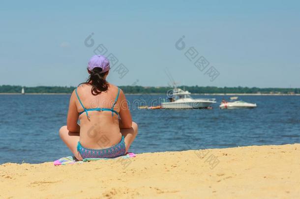 有魅力的海浪女孩采用是（be的三单形式sitt采用g向指已提到的人海滩紧接在后的向一海浪bo