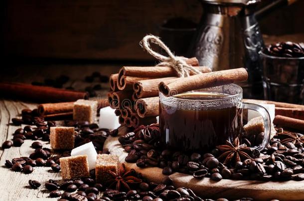 浓咖啡,咖啡豆制造者,溢出咖啡豆豆,香料,食糖,酒