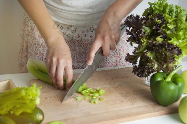 女人波浪汹涌的芹菜<strong>蔬菜</strong>,准备的食物采用她厨房,