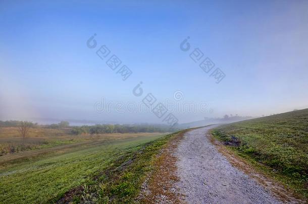 <strong>山腰</strong>上坡的步行小路向一有雾的早晨
