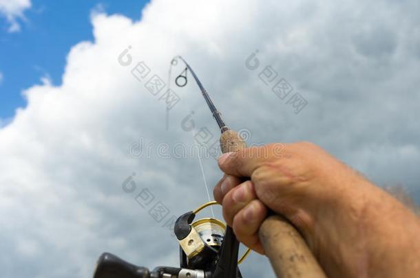 纺纱捕鱼是（be的三单形式一使人兴奋的活动.运动捕鱼.
