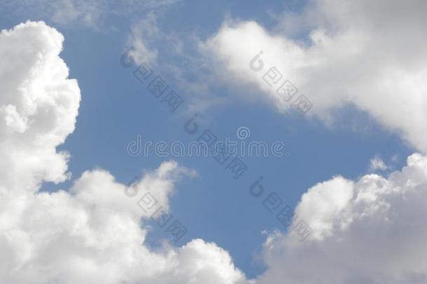 积云和卷层云白色的云向蓝色天