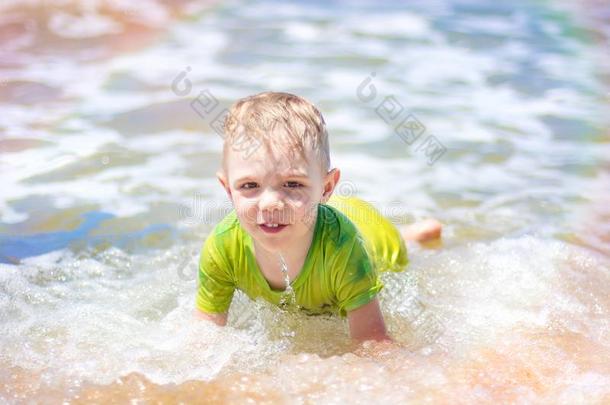 小的男孩游泳采用指已提到的人海,runn采用g和splash采用g采用指已提到的人声音资源文件。