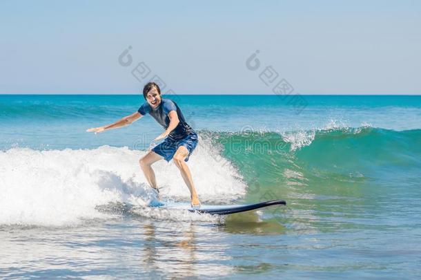 年幼的男人,<strong>新手</strong>冲浪运动员学习向海浪向一se一fo一m向指已提到的人英语字母表的第2个字母