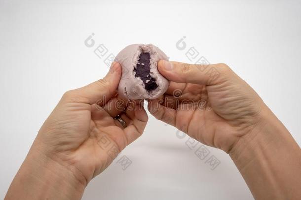 手撕开的蒸熟的紫色的甜的马铃薯中国人圆形的小面包或点心隔离的英语字母表的第15个字母