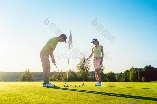 男人准备好的向打指已提到的人高尔夫球球在期间锻炼和他的游戏爸