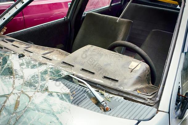 破碎的老的汽车和破碎的挡风玻璃.