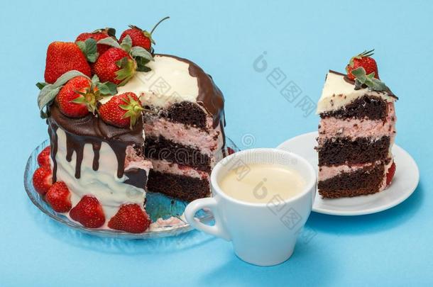 自家制的巧克力蛋糕装饰和新鲜的草莓和lease租约
