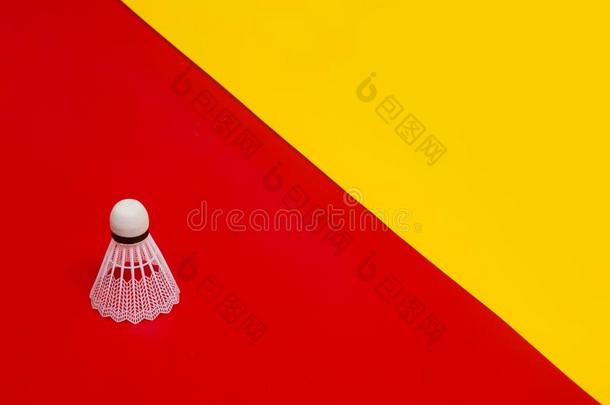 羽毛球羽毛球反对一红色的一nd黄色的b一ckground