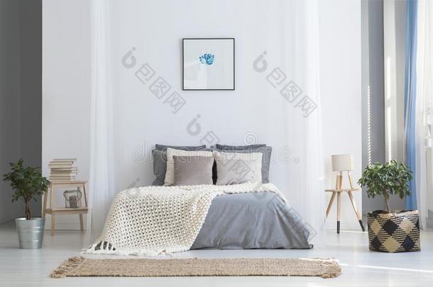 简单的海报在上面床和编织毛毯采用明亮的床room采用te
