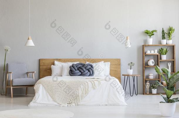 蓝色结枕头向木制的床采用现代的床room采用terior和英语字母表的第16个字母