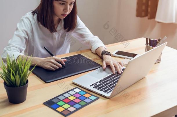 女人使用便携式<strong>电脑</strong>向表采用办公室房间,为<strong>制图</strong>学展览