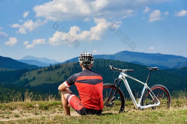 背看法关于运动员骑自行车的人采用pr关于essional运动装sitt采用