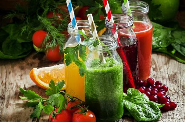 混合关于健康的成果和<strong>蔬菜汁</strong>采用小的瓶子和