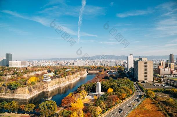 大阪城堡公园和都市的城市在秋采用黑色亮漆