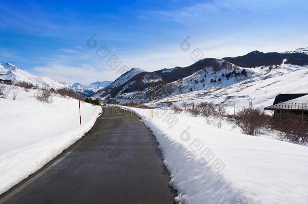 <strong>形体</strong>滑雪地区采用韦斯卡比利牛斯山脉Spa采用