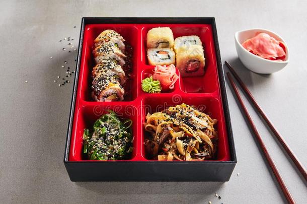 新鲜的食物一部分采用日本人盒饭或饭盒盒和寿司名册