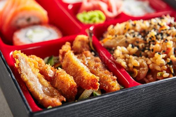 新鲜的食物一部分采用日本人盒饭或饭盒盒
