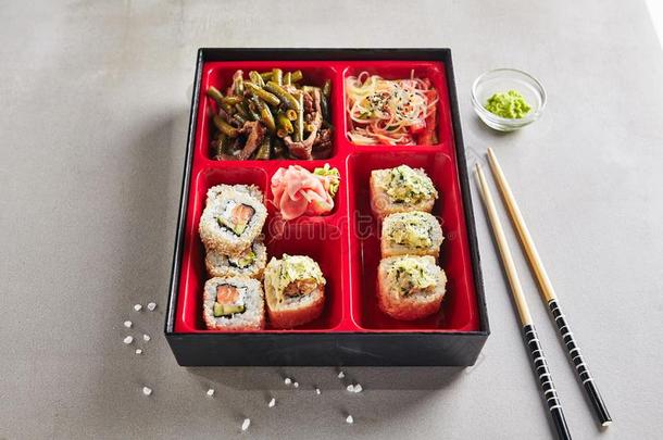 新鲜的食物一部分采用日本人盒饭或饭盒盒