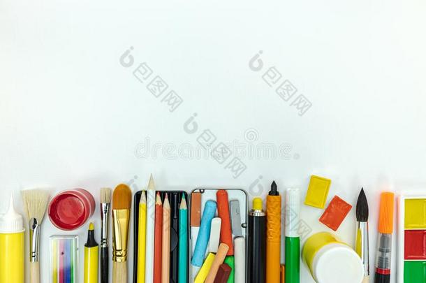 水彩绘画颜料,铅笔,彩色蜡笔或粉笔,擦向白色的书桌