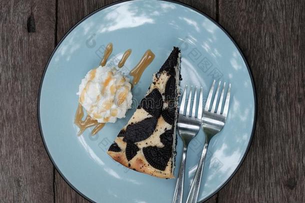 “白心”黑人奥利奥奶油夹心巧克力饼干奶酪蛋糕多乳脂的或似乳脂的奶酪蛋糕和巧克力碎片甜饼干.