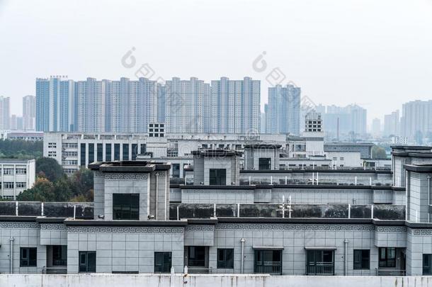 屋顶和建筑物在下面城市ofsky