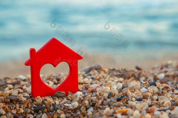 红色的房屋和心,可爱的房屋从指已提到的人海.象征关于房屋