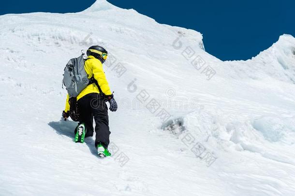 一滑雪的人采用一头盔一ndm一sk和一b一ckp一ck起义向一斜坡一g