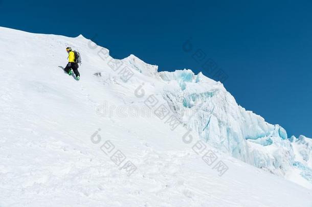 冬雪大量的山山峰采用高加索山脉.伟大的位为