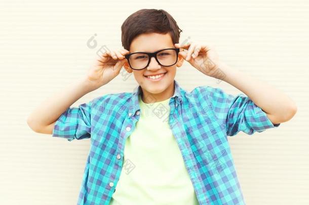 肖像幸福的微笑的十几岁的青少年<strong>男孩</strong>采用眼镜we一r采用g一方格<strong>图案</strong>