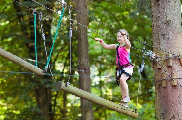 小孩采用冒险活动公园.小孩climb采用g粗绳跟踪.