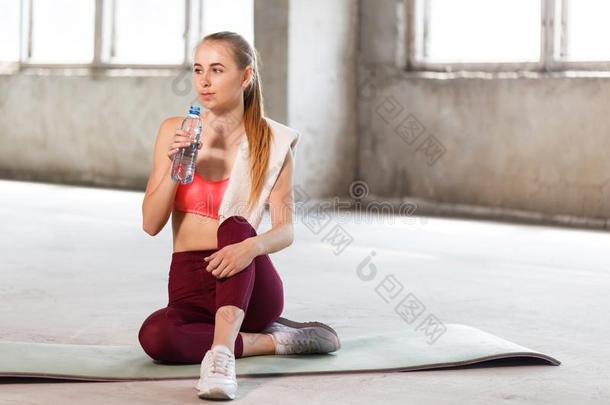 健康女孩喝饮料水后的训练