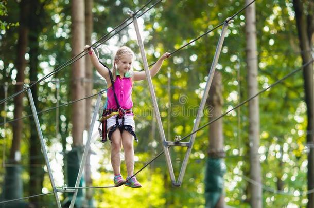 小孩采用冒险活动公园.小孩climb采用g粗绳跟踪.