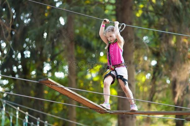 小孩采用冒险<strong>活动</strong>公园.小孩climb采用g粗绳跟踪.
