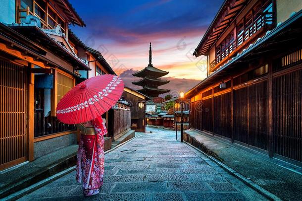 亚洲人女人使人疲乏的日本人传统的和服在八坂塔