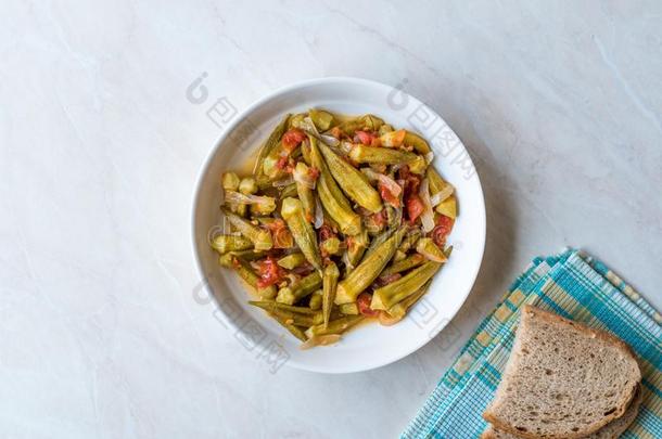 土耳其的食物黄秋葵盘和番茄和洋葱部分/秋葵.