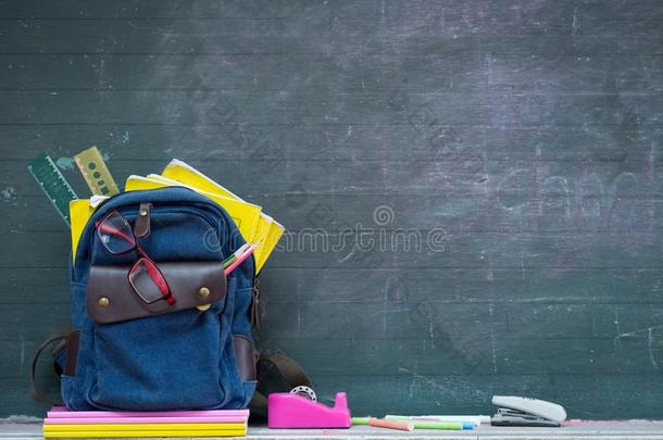 学校背包和学校日用品和黑板背景.