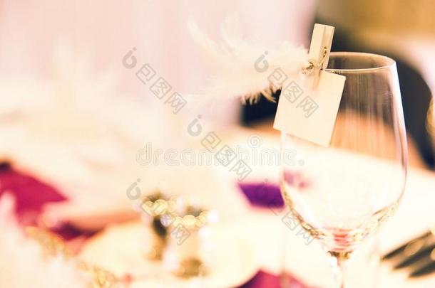 葡萄酒玻璃羽毛名字加标签于向婚礼表