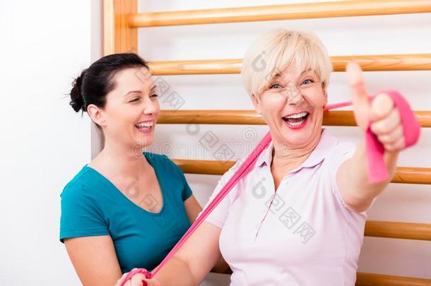<strong>理疗</strong>帮助上了年纪的女人在的时候练习和动力带