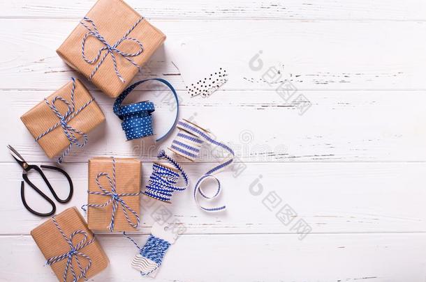 有包装的赠品盒和现在,剪刀,蓝色带和英语字母表的第20个字母