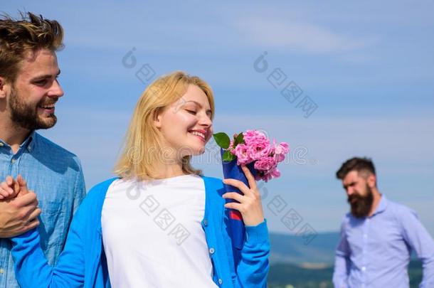 新的爱.前妻或前夫伙伴观察<strong>女孩</strong>出发幸福的爱彼此间的看法.