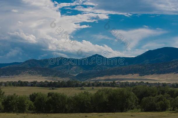 美国科罗拉多州山同样地一暴风雨tr一vels北方