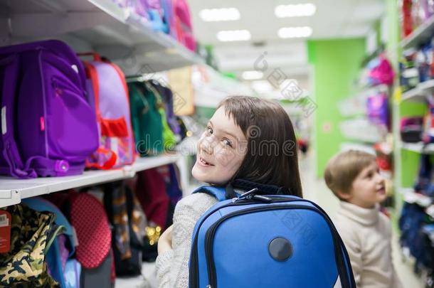 女孩关于8年采用商店choos采用g公文包为学校