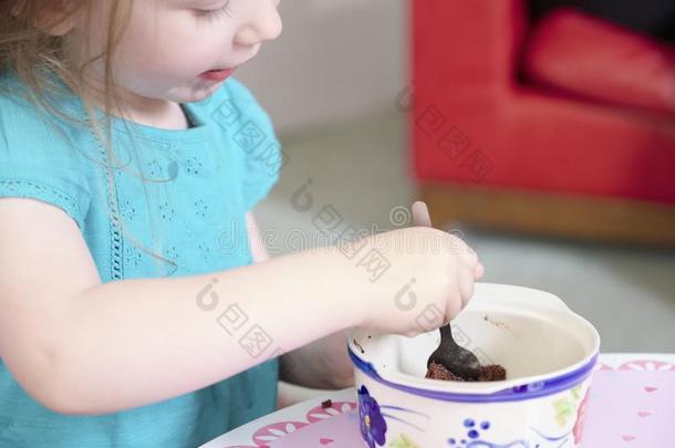 小孩吃糖果甜食沙漠巧克力蛋糕年幼的小孩女孩