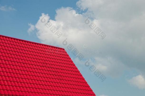 红色的金属瓦片<strong>屋顶</strong>采用前面关于蓝色天背景