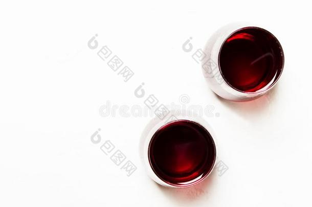 干的干燥的红色的<strong>葡萄</strong>酒采用眼镜向一白色的b一ckground,顶看法