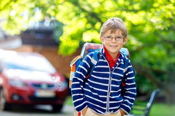 小的小孩男孩和学校书包向第一一天向学校