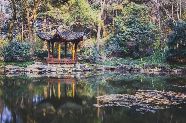传统的中国人亭在旁边一池塘