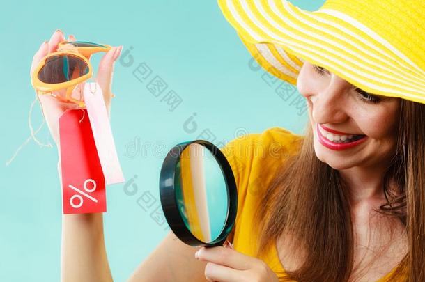 女人挑选眼镜搜索的通过放大的玻璃